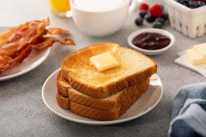 tradizionale continentale prima colazione con crostini foto