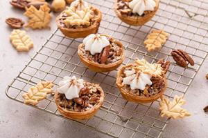 mini pecan torte al forno nel un' focaccina lattina foto