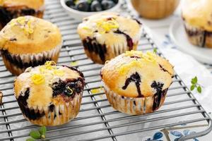 mirtillo muffin con fresco frutti di bosco e conserve foto