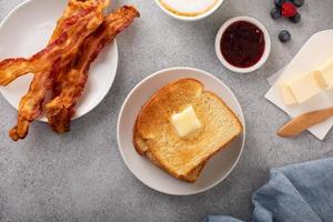 tradizionale continentale prima colazione con crostini foto