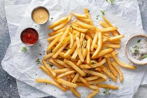 francese patatine fritte con ketchup e cocktail salsa foto