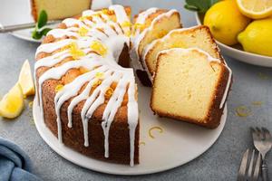 Limone libbra torta con polvere zucchero Smalto foto