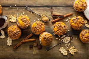 zucca muffin con avena e Marrone zucchero crollare foto