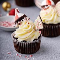 menta piperita abbaiare e cioccolato cupcakes per Natale foto