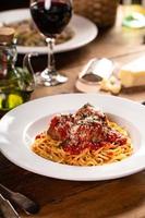 spaghetti con Polpette e pomodoro salsa su un' piatto foto