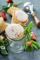 fragola ghiaccio crema con fresco frutti di bosco foto