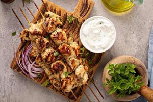 greco pollo souvlaki con tzatziki foto