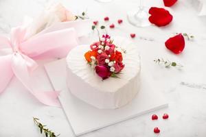 torta per san valentino giorno decorato con Rose foto