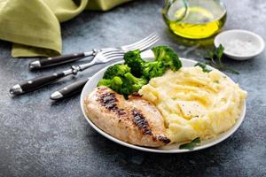 salutare e Riempimento cena con grigliato pollo Seno foto