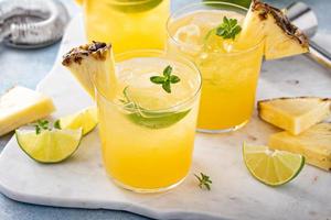 ananas e lime cocktail, Margherita nel piccolo bicchieri foto