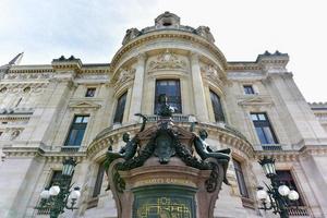 palais o musica lirica garnier e il nazionale accademia di musica a crepuscolo nel Parigi, Francia. esso è un' 1979-sede musica lirica Casa, quale era costruito a partire dal 1861 per 1875 per il Parigi musica lirica. foto