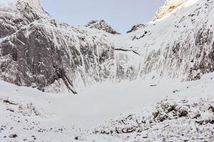 montagna picchi in giro storvatnet nel il lofoten isole, Norvegia nel il inverno. foto