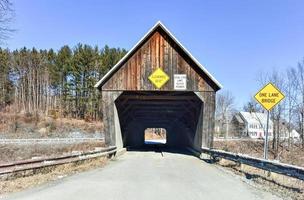 Lincoln coperto ponte nel ovest bosco, Vermont foto