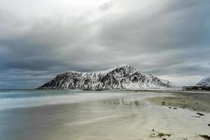 skagsanden spiaggia nel il lofoten isole, Norvegia nel il inverno su un' nuvoloso giorno. foto