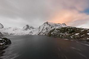 inverno tempo nel djupfjorden nel reina, lofoten isole, Norvegia. foto