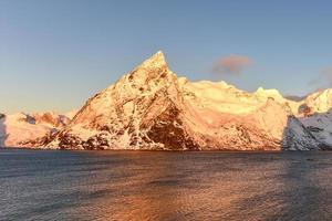 pesca capanna nel il Hamnoy e lilandstinden montagna picco nel inverno nel reina, lofoten isole, Norvegia. foto