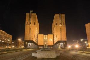 Oslo città sala illuminato a notte, 2022. esso case il città consiglio, città amministrazione, e arte studi e gallerie. foto