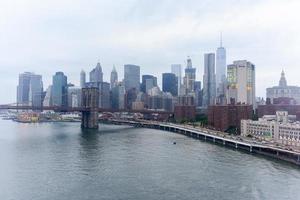 nuovo York città orizzonte come visto a partire dal il Manhattan ponte. foto