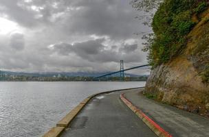 leoni cancello ponte come visto a partire dal stanley parco nel Vancouver, Canada. il leoni cancello ponte, ha aperto nel 1938, ufficialmente conosciuto come il primo Narrows ponte, è un' sospensione ponte. foto