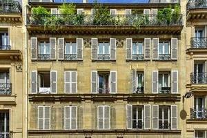 facciata di appartamento edificio nel il strade di Parigi, Francia. foto