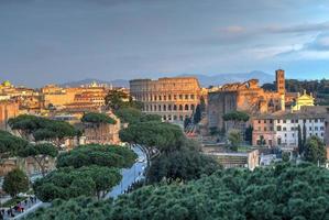 colosseo come visto a partire dal il altare di il patria nel Roma, Italia. foto