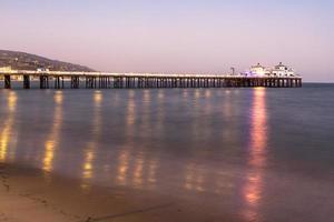 Malibu, California - ago 27, 2020 - Malibu molo lungo Malibu spiaggia a tramonto nel Malibu, California. foto