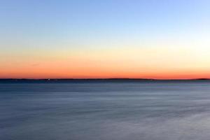 tramonto su il orizzonte attraverso il atlantico oceano. foto