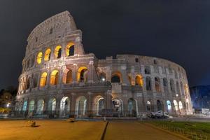 il romano colliseo a notte nel Roma, Italia. foto