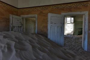 fantasma cittadina kolmanskop, namibia foto