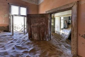 fantasma cittadina kolmanskop, namibia foto