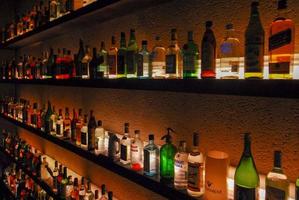 buenos va in onda, argentina - Maggio 22, 2007 - parecchi tipi di in bottiglia alcool e liquore siamo visualizzato su alcuni scaffali nel un' pub. foto