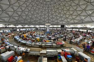 Tashkent, Uzbekistan - luglio 8, 2019 - interno di Coro bazar nel Tashkent, Uzbekistan. esso è il tradizionale bazar collocato nel il centro di il vecchio cittadina di compito foto