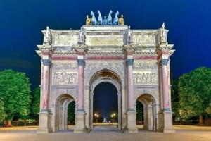 arco de triomphe a il posto du giostra nel Parigi a notte. foto