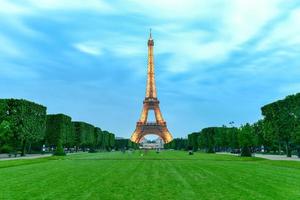 il iconico eiffel Torre su un' piovigginoso sera a partire dal il campione de Marte nel Parigi, Francia, 2022 foto