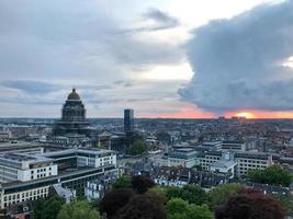 aereo Visualizza di il Bruxelles città orizzonte a tramonto nel Belgio. foto
