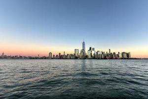 nuovo York orizzonte come visto attraverso il hudson fiume nel nuovo maglia a tramonto. foto