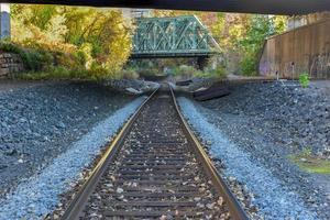 treno brani andando attraverso il Bergen archi di maglia città, nuovo maglia. foto