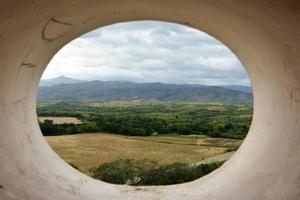 Visualizza a partire dal il storico schiavo orologio Torre nel manaca iznaga, Valle de los genio, Trinità, Cuba foto