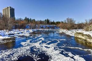 di maiale indietro cascate collocato su il rideau fiume nel di maiale indietro parco nel ottava, Ontario Canada congelato al di sopra di nel inverno. foto