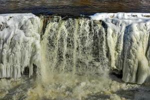 di maiale indietro cascate collocato su il rideau fiume nel di maiale indietro parco nel ottava, Ontario Canada congelato al di sopra di nel inverno. foto