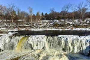 di maiale indietro cascate collocato su il rideau fiume nel di maiale indietro parco nel ottava, Ontario Canada congelato al di sopra di nel inverno. foto