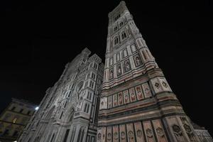 duomo Santa maria del fiore e bargello a notte nel Firenze, Toscana, Italia foto