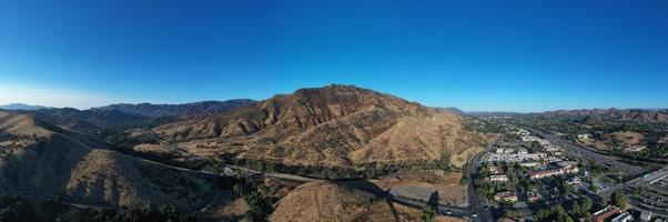 agoura colline, circa - ago 26, 2020 - aereo Visualizza lungo agoura colline e il ventura autostrada senza pedaggio nel los angeles contea, California. foto