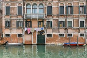 architettura e Barche lungo il fiume misericordia di Venezia, Italia. foto