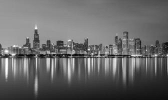 skyline di Chicago di notte foto