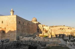 al-aqsa e il montare di olive nel est Gerusalemme a tramonto. foto