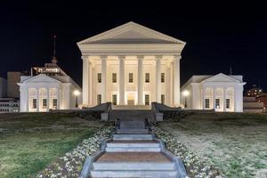 il Virginia stato Campidoglio a notte. progettato di Tommaso Jefferson chi era ispirato di greco e romano architettura nel richmond, Virginia. foto