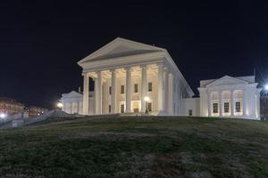 il Virginia stato Campidoglio a notte. progettato di Tommaso Jefferson chi era ispirato di greco e romano architettura nel richmond, Virginia. foto