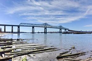 il ponte esterno attraversamento è un' mensola ponte quale campate il Arthur uccisione. il ponte esterno, come esso è spesso conosciuto, si connette Perth amico, nuovo maglia, con dichiarato isola, nuovo york. foto