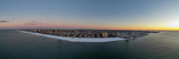 aereo Visualizza di un' neve coperto coney isola spiaggia durante il inverno a Alba nel brooklyn, nuovo York foto